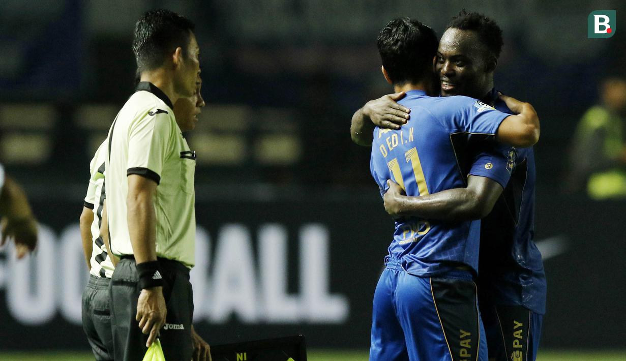 Namun sayang, pemain bernomor punggung lima ini hanya bertahan semusim bersama Persib. Penyebabnya, Essien tidak masuk dalam skema pelatih Mario Gomez untuk kompetisi Liga 1 2018. (Bola.com/M Iqbal Ichsan)