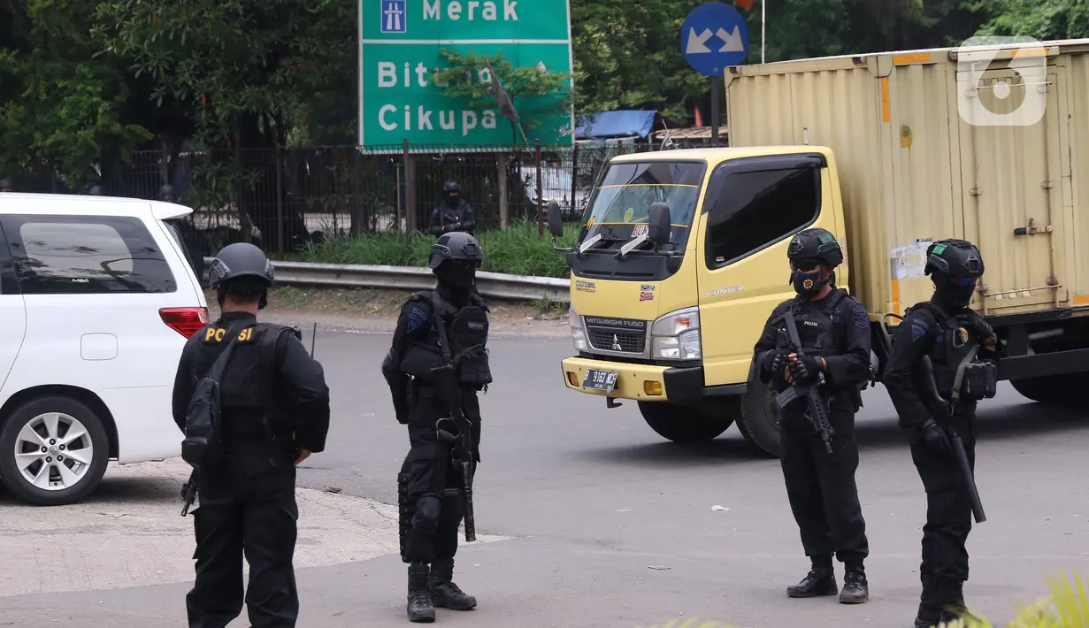 Personel Brimob bersenjata melakukan penjagaan ketat di depan pintu masuk Tol Bitung, Tangerang, Baten, Selasa (6/10/2020). Penjagan ketat dilakukan untuk mengamankan dan mencegah aksi buruh yang akan menggelar aksi menolak UU Cipta Kerja. (Liputan6.com/Angga Yuniar)