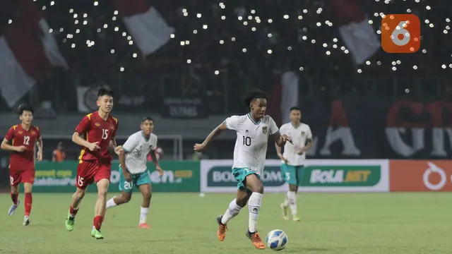 Foto: Aksi Dansa Marselino Ferdinan dan Ronaldo Kwateh Yang Membuat Vietnam Kerepotan