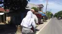 Mengharukan, Bapak Bonceng Anak ke Sekolah dengan Sepeda Tua