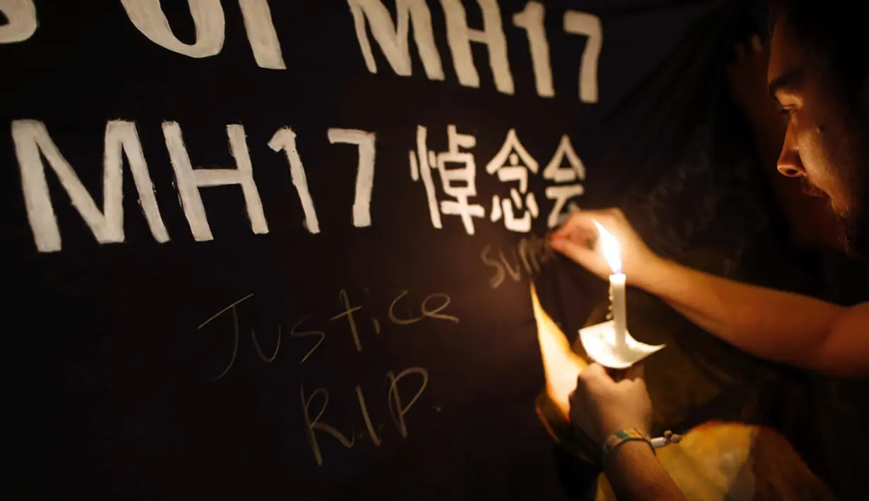 Pesan buat para korban jatuhnya pesawat Malaysia Airlines MH-17 dituliskan di sebuah spanduk yang ada di sekitar kawasan Chinatown, Kuala Lumpur, (20/7/2014). (REUTERS/Edgar Su)