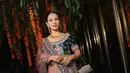 Andien mengenakan lehenga berwarna-warni dengan kombinasi hijau tua, pink, dan nuansa emas yang elegan, menampilkan desain yang begitu artistik dan megah. [@andienaisyah].