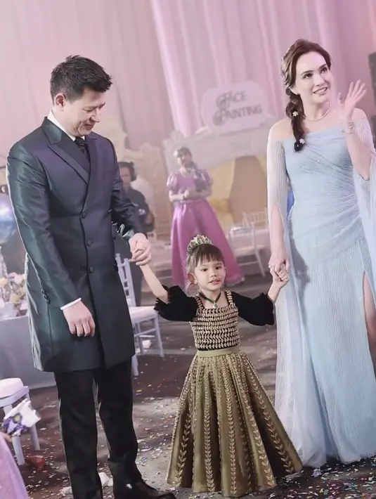 <p>Sesuai dengan tema pesta ulang tahun putrinya, Princess Disney, Shandy Aulia pun tampil totalitas dengan gaun yang dikenakan. [@shandyaulia]</p>