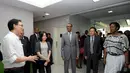 Presiden Rwanda, Paul Kagame (tengah) mendengarkan penjelasan dari COO Liputan6.com, Manuel Irwanputera (kiri) saat berkunjung ke redaksi Liputan6.com, Jakarta, Jumat (31/10/2014).(Liputan6.com/Helmi Fithriansyah)