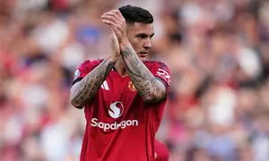 Benjamin Sesko dari Manchester United menyapa para penggemar selama pertandingan&nbsp;Premier League&nbsp;antara Manchester United dan Arsenal di Stadion Old Trafford di Manchester, Inggris, Minggu, 17 Agustus 2025. (Foto AP/Dave Thompson)