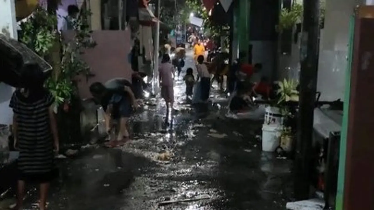 Banjir merendam rumah sejumlah warga Surabaya. (Istimewa)