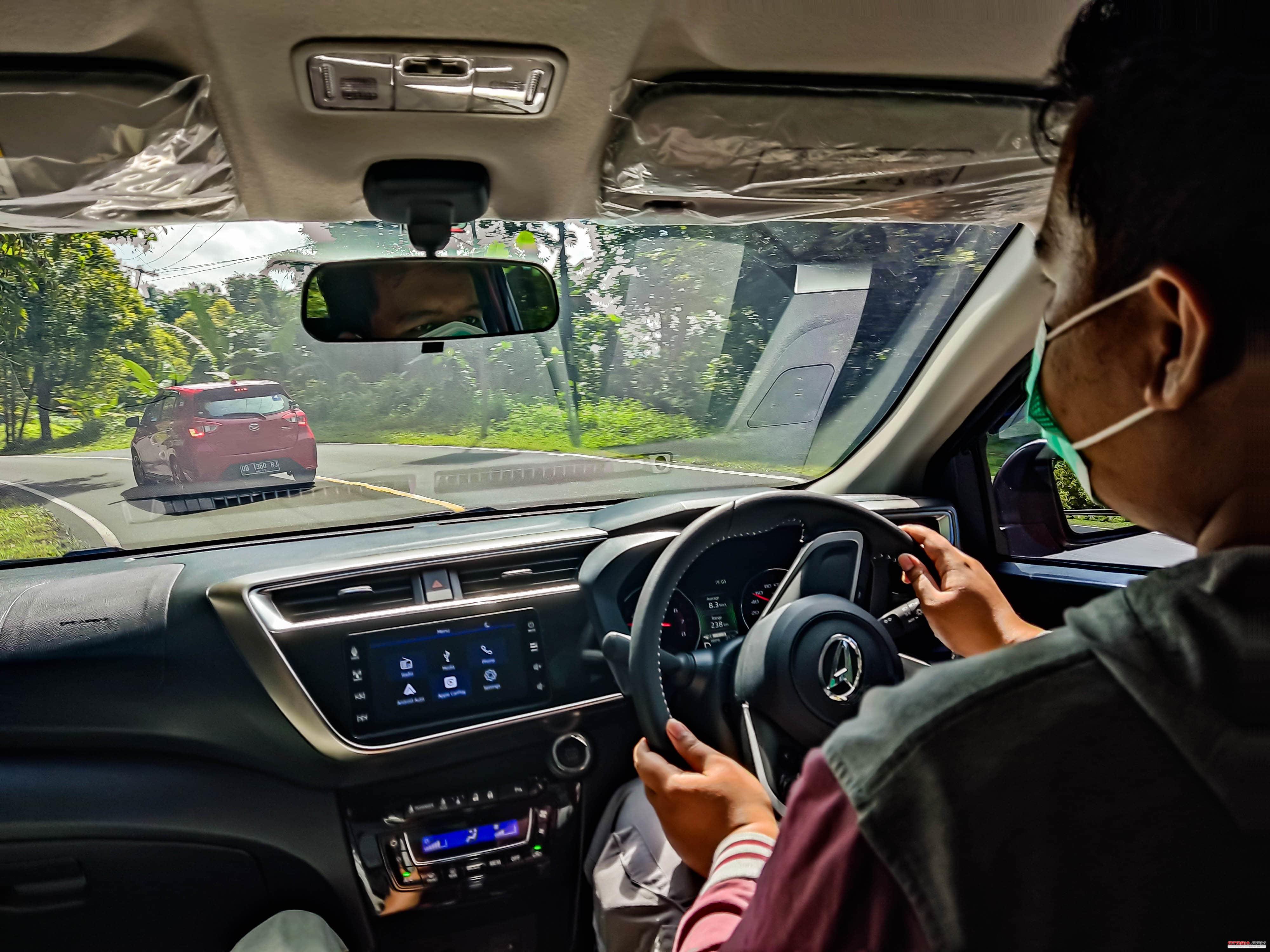 ilustrasi mengetes handling Daihatsu Sirion terbaru (Otosia.com/Arendra Pranayaditya)