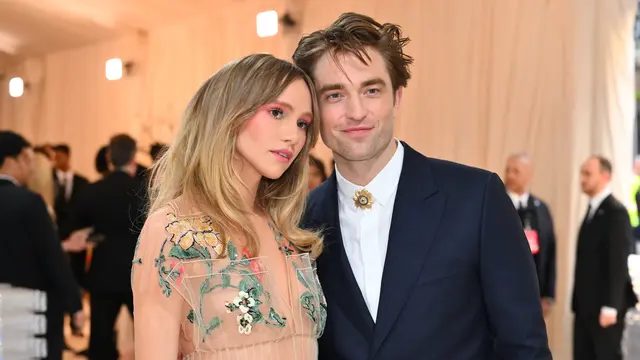 Suki Waterhouse dan Robert Pattinson