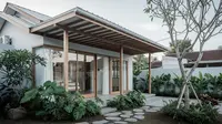 9 Model Kanopi Teras dari Rangka Kayu yang Bikin Rumah Adem, Desain Minimalis Tropis