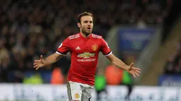 2. Juan Mata - Pemain asal Spanyol ini bisa meninggalkan Old Trafford dengan status gratis. Manajemen Setan Merah belum memperpanjang kontrak karena masih ingin melihat perkembangan Juan Mata yang masih cedera hamstring. (AP/Mike Egerton)