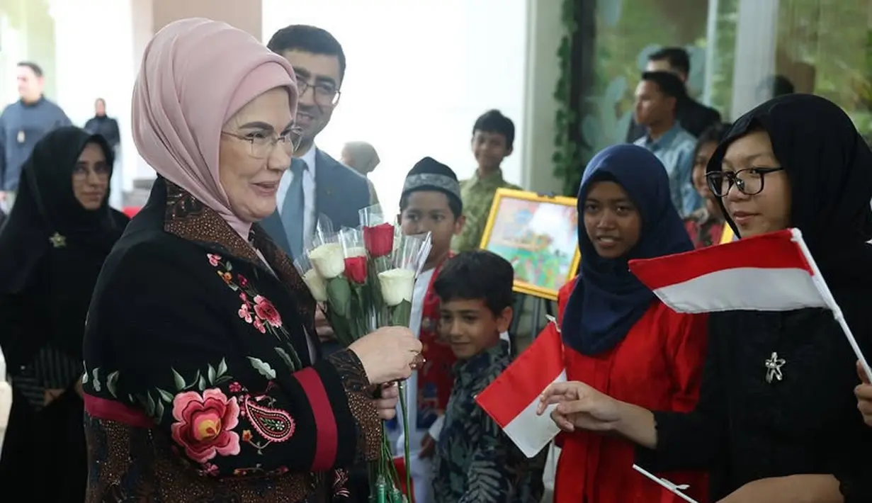 Inner top pink tersebut senada dengan kerudung yang dikenakan ibu negara Turki ini. Ia pun tampak cantik mengenakan kacamata clearnya.  [@emineerdogan]