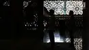 Umat Islam melakukan salat berjamaah di Masjid At Tin, Jakarta, Selasa (14/7). Bulan suci Ramadan dimanfaatkan umat muslim untuk mendekatkan diri kepada Allah SWT dengan meningkatkan ibadah di masjid. (Liputan6.com/Helmi Fithriansyah)