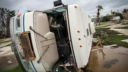 Sebuah mobil rumah atau RV hancur akibat terjangan Badai Harvey di Port Aransas, Texas, Minggu (27/8). Pemerintah sendiri telah mengerahkan puluhan kapal dan 5 helikopter penyelamat serta bus untuk mengevakuasi warga ke tempat yang aman. (AP Photo)