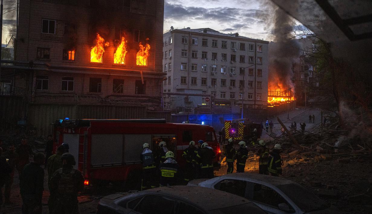<p>Layanan darurat bekerja di lokasi ledakan di Kiev, Ukraina, Kamis (28/4/2022). Rusia menyerang Kiev tak lama setelah pertemuan antara Presiden Ukraina Volodymyr Zelenskyy dan Sekretaris Jenderal PBB António Guterres pada Kamis malam. (AP Photo/Emilio Morenatti)</p>