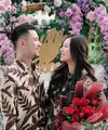 Kabar bahagia datang dari YouTuber Jess No Limit dan Sisca Kohl. Pada tanggal 16 Juni 2022 lali, keduanya resmi bertunangan. (Instagram/jessnolimit).