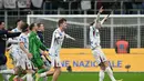 Haaland juga mencatatkan namanya sebagai pencetak gol terbanyak (top skor) Grup I Kualifikasi Piala Dunia 2026 zona Eropa. Tampak dalam foto, kapten Timnas Norwegia, Erling Braut Haaland merayakan kemenangan bersama rekan-rekannya setelah Norwegia mengalahkan Italia dalam pertandingan kualifikasi Piala Dunia 2026 zona Eropa di Stadion San Siro, Milan, pada 16 November 2025. (Stefano RELLANDINI/AFP)