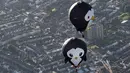 Balon udara berbentuk karton terlihat mengudara saat mengikuti Bristol International Balloon Fiesta ke 37  di Inggris, Jumat (7/8/2015). Festival balon terbesar di eropa ini berlangsung selama empat hari.  (REUTERS/Toby Melville)