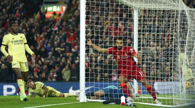 Pemain Liverpool Mohamed Salah (kanan) melakukan selebrasi usai mencetak gol ke gawang Arsenal pada pertandingan sepak bola Liga Inggris di Stadion Anfield, Liverpool, Inggris, 20 November 2021. Liverpool menang 4-0. (AP Photo/Jon Super)