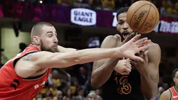 Pemain Cleveland Cavaliers, Tristan Thompson (kanan) dan pemain Toronto Raptors, Jonas Valanciunas berebut bola pada gim keempat semifinal Wilayah Timur NBA playoff di Quicken Loans Arena, Cleveland, (7/5/2018). (AP/Tony Dejak)