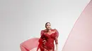 Yasmin Napper tampil menyala kenakan baju kurung merah rancangan Didiet Maulana. Dengan bukaan belakang, Yasmin padukan kebayanya dengan kain songket dan selendang pleated [@yasminnapper]