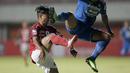 Pemain Bali United, M. Fahmi Al Ayyubi (kiri), berebut bola dengan pemain Persib Bandung, Ardi Idrus, dalam pertandingan Babak Penyisihan Piala Menpora 2021 Grup C di Stadion Maguwoharjo, Sleman. Rabu (24/3/2021). (Foto: Bola.com/Arief Bagus)