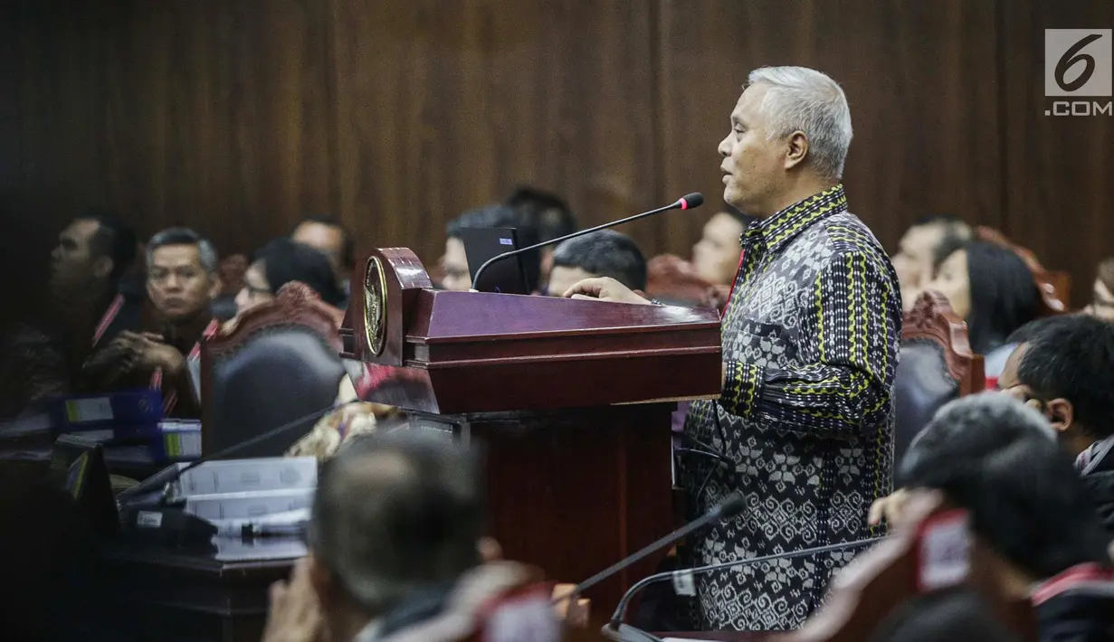 Pakar IT Profesor Marsudi Wahyu Kisworo memberi keterangan dalam sidang sengketa Pilpres 2019 Gedung MK, Jakarta, Kamis (20/6/2019). Marsudi menjelaskan Situng berguna untuk melakukan fungsi kontrol yang ditampilkan dalam website. (Liputan6.com/Faizal Fanani)