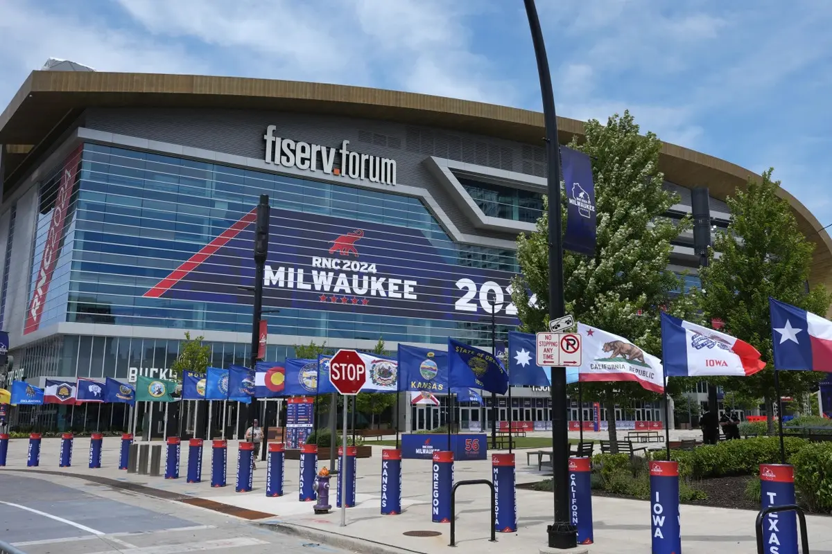 Bagian luar gedung, lokasi Konvensi Nasional Partai Republik di Milwaukee,14 Juli 2024. (AP/Paul Sancya)