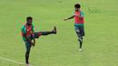 Nelson Alom (kiri) dan Stefano Lilipaly melakukan pemanasan sat sesi latihan di Lapangan ABC Senayan, Jakarta (20/6/2018). Timnas melakukan persiapan untuk melawan Korea pada laga uji coba 23 Juni 2018. (Bola.com/Nick Hanoatubun)