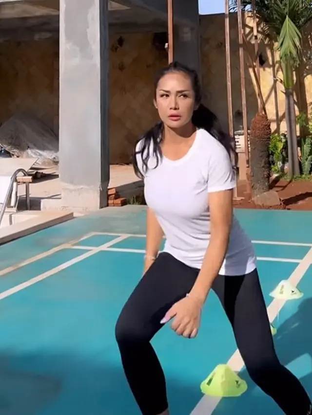 Krisdayanti berolahraga (Instagram/krisdayantilemos)