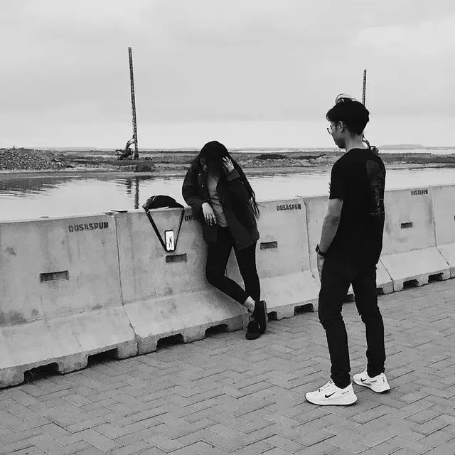 8 Aksi Nyeleneh Orang Enggak Punya Tripod saat Pakai Gadget Ini Kocak