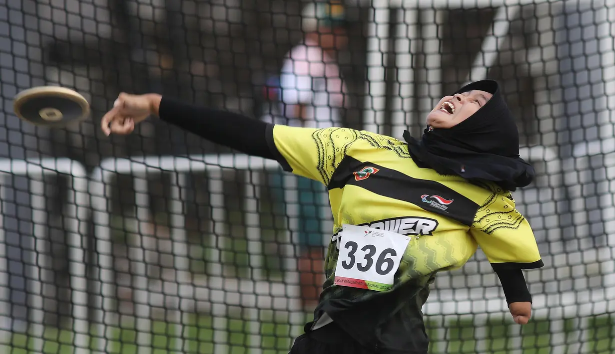 Atlet asal Kalimantan Selatan, Nor Nazwa, melakukan lemparan saat pertandingan final Discua Throw women 46-47 Peparnas XVII di Stadion Sriwedari, Solo, Jawa Tengah, Selasa (8/10/2024). Nor Nazwa mendapatkan