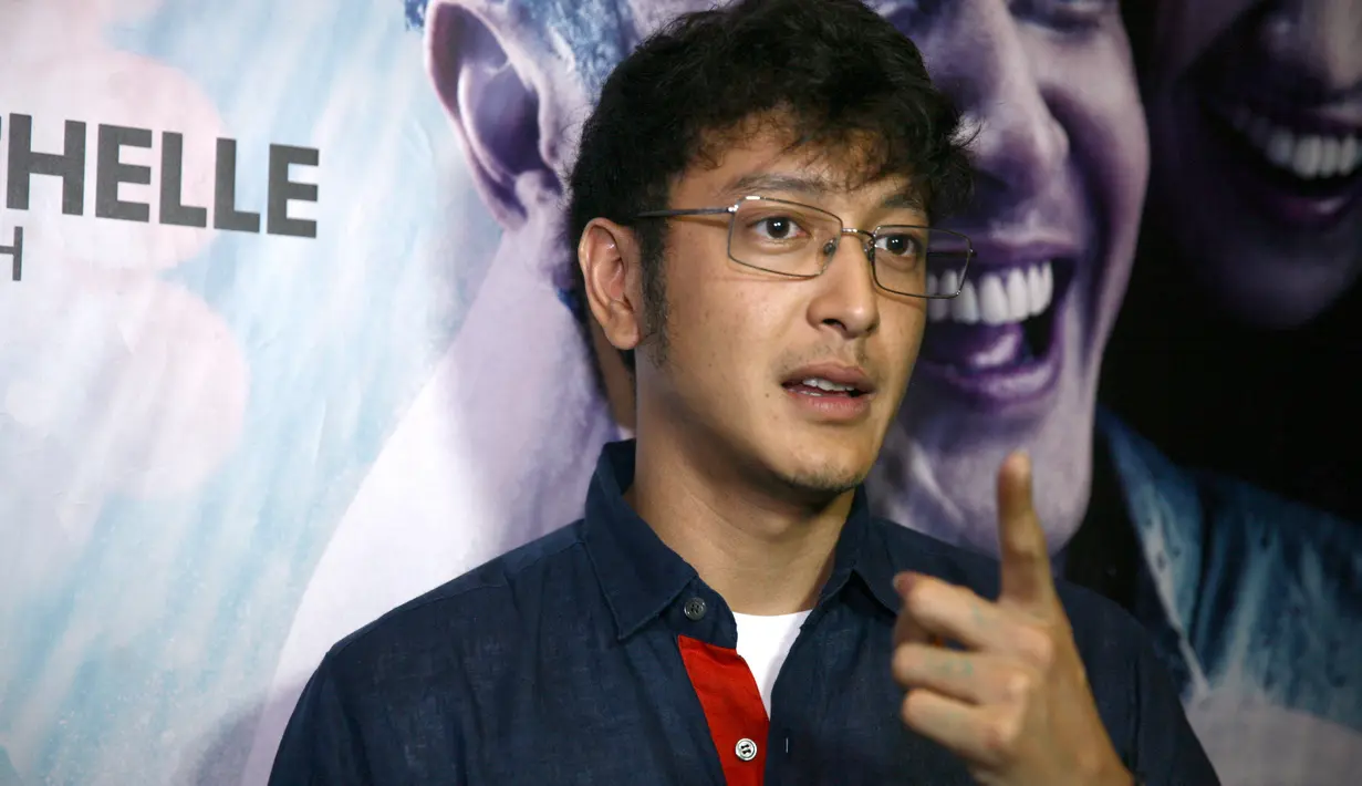 Di sebuah adegan ada yang berlatarkan pantai di Bali dan di dalamnya terlihat Dimas Anggara yang begitu piawai surfing. Namun di balik itu, ternyata ia harus berlatih selama kurang lebih empat bulan. (Nurwahyunan/Bintang.com)