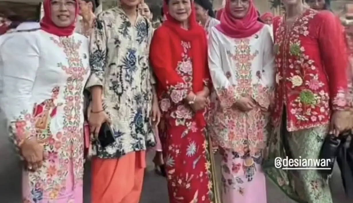 Keduanya pun sama-sama memadukan atasan dengan alas kaki warna hitam. Terlihat Iriana mengenakan aksesori anting dan gelangnya.  [Instagram/@najwashihab]