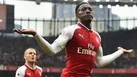 Striker Arsenal, Danny Welbeck mencetak gol ke gawang Southampton dalam lanjutan Premier League 2017/2018 di Stadion Emirates, Minggu (8/4). Welbeck jadi pahlawan The Gunners lewat dua gol yang disumbangkannya. (Glyn KIRK / AFP)