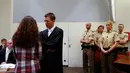 Beate Zschaepe (kiri) saat berdiskusi dengan pengacaranya saat menjalani persidangan di Munich, Jerman, Selasa (10/11/2015). Zschaepe juga diduga terlibat pembunuhan dari 10 orang dari tahun 2000 sampai 2007. (REUTERS/Michael Dalder)