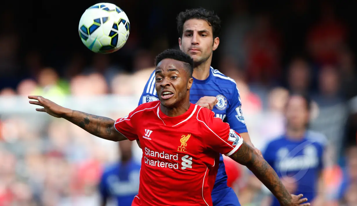 Penyerang Liverpool, Raheem Sterling (depan) mengontrol bola dari kejaran gelandang Chelsea Cesc Fabregas saat Laga Liga Premier Inggris di Stamford Bridge,  Minggu (10/5/2015). Chelsea bermain imbang 1-1 atas Liverpool.(Reuters/Carl Recine)