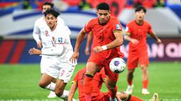 Pemain Timnas Indonesia, Rafael Struick (kiri) berusaha merebut bola pemain China, Jiang Guangtai saat laga lanjutan putaran ketiga Grup C Kualifikasi Piala Dunia 2026 di Qingdao Youth Stadium, Qingdao, China, Selasa (15/10/2024). (AFP)