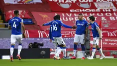 Pemain Everton Richarlison (kedua kanan) melakukan selebrasi usai mencetak gol ke gawang Liverpool pada pertandingan Liga Inggris di Anfield, Liverpool, Inggris, Sabtu (20/2/2021). Liverpool kalah 0-2. (Lawrence Griffiths/ Pool via AP)
