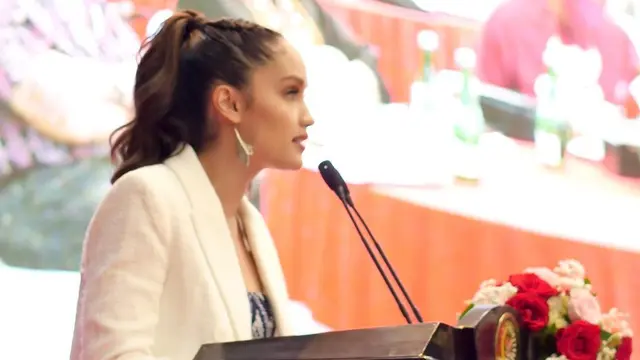Cinta Laura pidato di Gedung MPR (Foto: Instagram @claurakiehl)