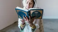 Ilustrasi muslimah membaca Al-Qur'an. (Foto oleh RDNE Stock project: https://www.pexels.com/id-id/foto/cinta-orang-orang-wanita-anak-7249762/)