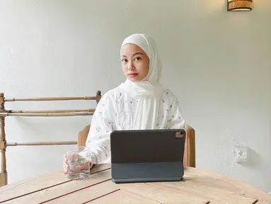 Rintik Sedu populer setelah buku berjudul Kata dan Geez & Ann menjadi best seller. Kedua buku tersebut bahkan diangkat ke layar lebar. Sebagai penulis best seller, kehidupan Tsana selalu menarik untuk dipantau. Termasuk melihat gaya Tsana saat hangout. Biasanya Tsana hangout pakai outfit serba putih. (Liputan6.com/IG/@ntsana)