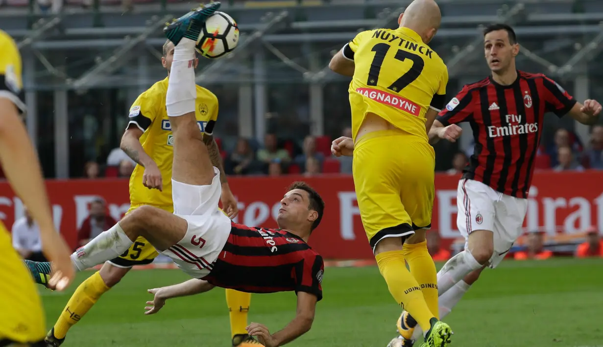 Aksi gelandang AC Milan, Giacomo Bonaventura saat bertanding melawan Udinese pada lanjutan Liga Serie A Italia di stadion San Siro, Milan, (17/9). AC Milan menang atas Udinese 2-1. (AP Photo/Luca Bruno)