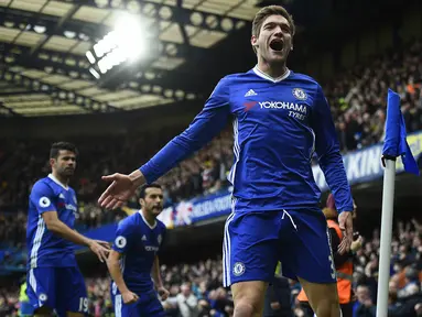Gelandang Chelsea, Marcos Alonso, merayakan gol yang dicetaknya ke gawang Arsenal pada laga Liga Inggris di Stadion Stamford Bridge, Inggris, Sabtu (4/2/2017). Chelsea menang 3-1 atas Arsenal. (EPA/Will Oliver)