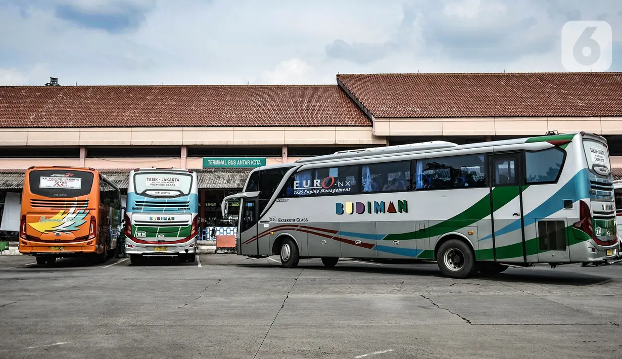 Sejumlah bus terparkir saat menunggu keberangkatan di Terminal Kampung Rambutan, Jakarta, Kamis (12/11/2020). Pemprov DKI Jakarta menganggarkan Rp 170 miliar untuk revitalisasi Terminal Kampung Rambutan yang telah diajukan pada Desember 2019. (merdeka.com/Iqbal Septian Nugroho)