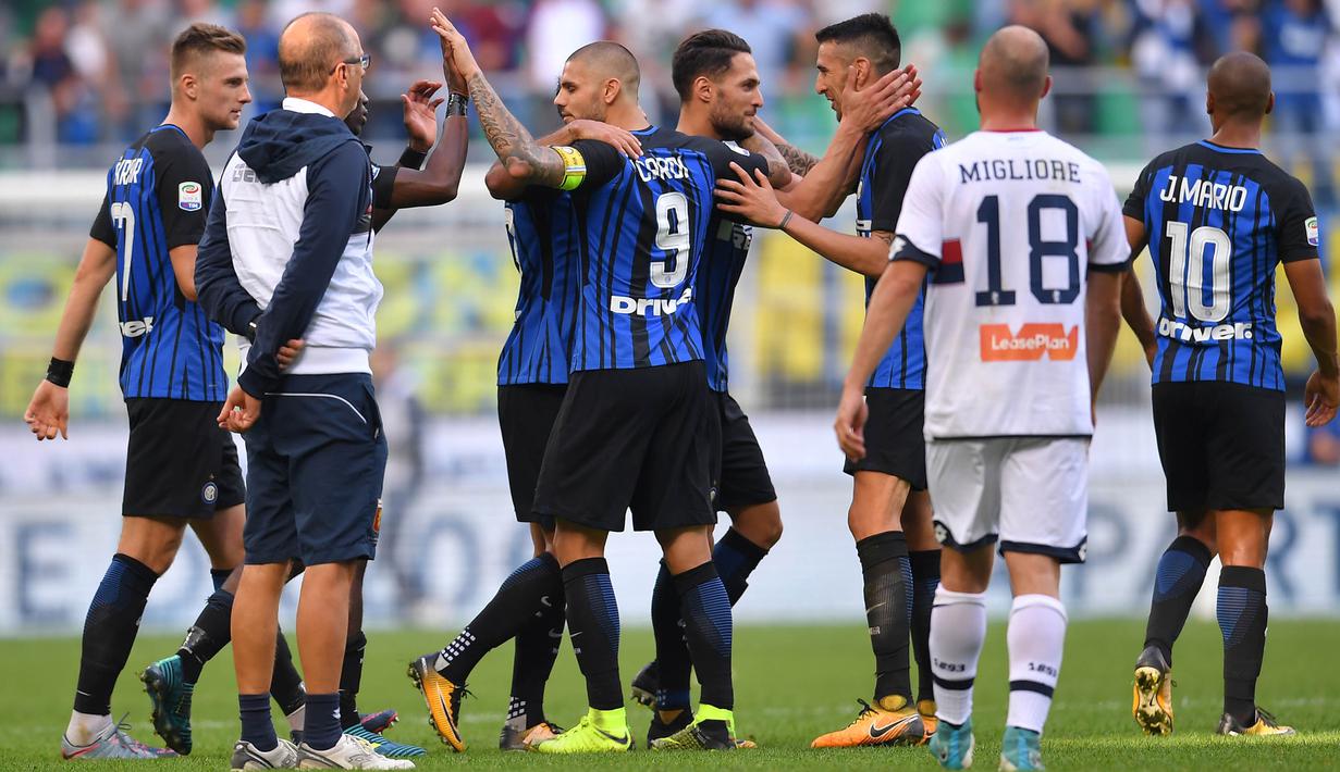 Para pemain Inter Milan merayakan kemenangan atas Genoa pada laga Serie A di Stadion Giuseppe Meazza, Minggu (24/9/2017). Inter Milan menang 1-0 atas Genoa. (AFP/Marco Bertorello)