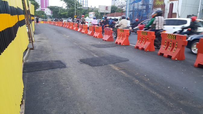 Setidaknya ada tiga retakan yang muncul di badan Jalan Raya Gubeng yang baru di-recovery usai ambles. (Liputan6.com/ Dian Kurniawan)