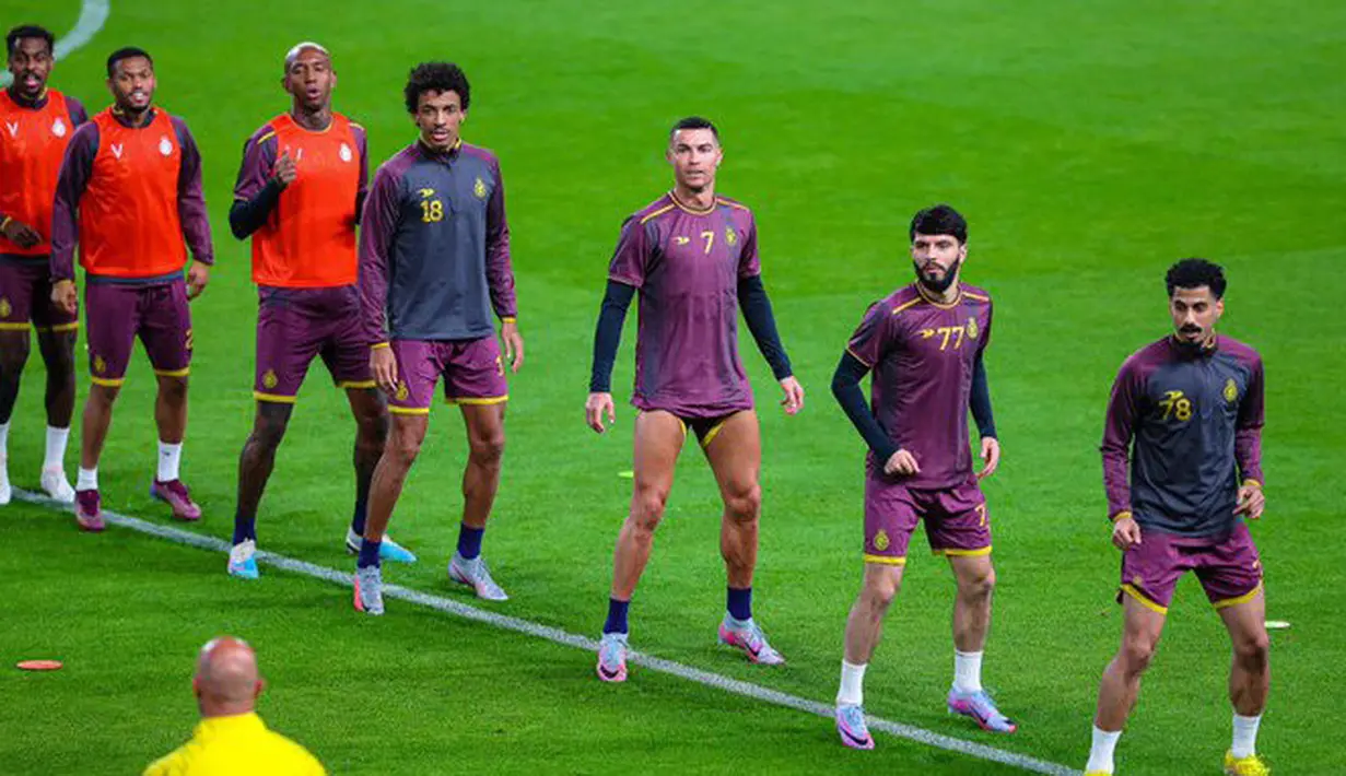Pemain Al-Nassr, Cristiano Ronaldo, saat sesi latihan jelang menghadapi Al-Adalah pada laga Liga Arab Saudi. Al Nassr saat ini berada di posisi kedua dalam klasemen Liga Arab Saudi dengan mengoleksi 49 poin dari 21 laga. (Twitter Al-Nassr )
