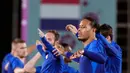 Pemain Belanda Virgil van Dijk dan rekan satu timnya melakukan pemanasan saat latihan di Doha, Qatar, 8 Desember 2022. Belanda akan menghadapi Argentina dalam babak perempat final Piala Dunia 2022 pada 10 Oktober. (AP Photo/Eugene Hoshiko)