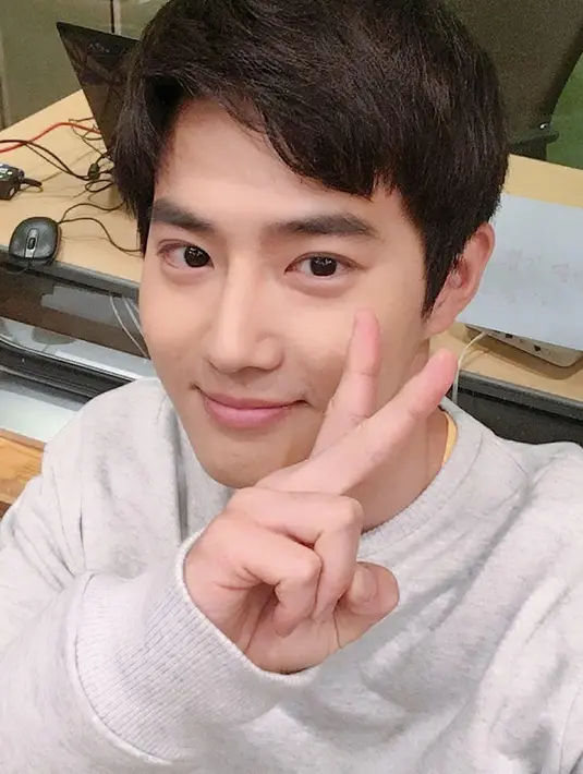 Cowok ganteng ini mengaku jika dirinya suka membahas aktingnya dengan Chanyeol dan Chen. Mulai membahas dari naskah, peran, hingga perasaan yang harus ditampilkan. (Foto: instagram.com/heysuhoshi)