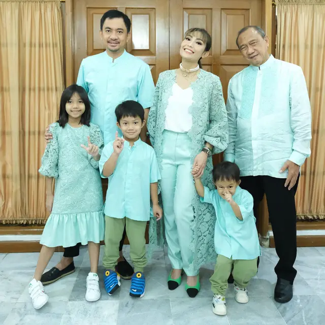Gaya Lebaran ayu Dewi